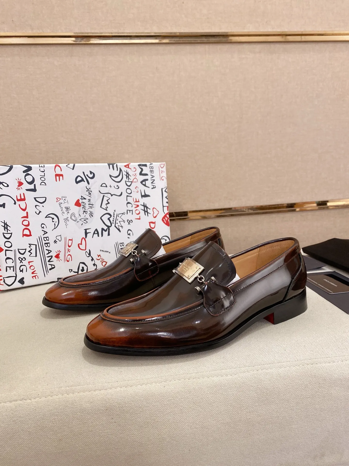 Men's clothing and shoes💰 520💰🌲DG top-notch🔍🔍men's new leather shoes🚹sold at the same time⚠The uppers are imported cowhide from Italy, the entire imported cowhide lining, and imported accessories💪💪, completely 1⃣️ vs. 1⃣️🇮🇹 💪💪, ⚠Sole: The original sole is specially provided by the original factory, the exclusive movable molded sole is super comfortable, ⚠Original factory follow-up goods, 🔍🔍high quality, can be entered and exited at will, welcome to compare ⚠Size number: 38-44. Can be customized 45 non-returnable